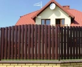 Забор коричневого цвета из Штакетника ЭКОНОВА двухстороннего