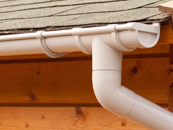 Особенности крепления водостока из пластика